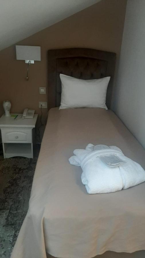 Hotel La Belle Epoque Petroşani 외부 사진